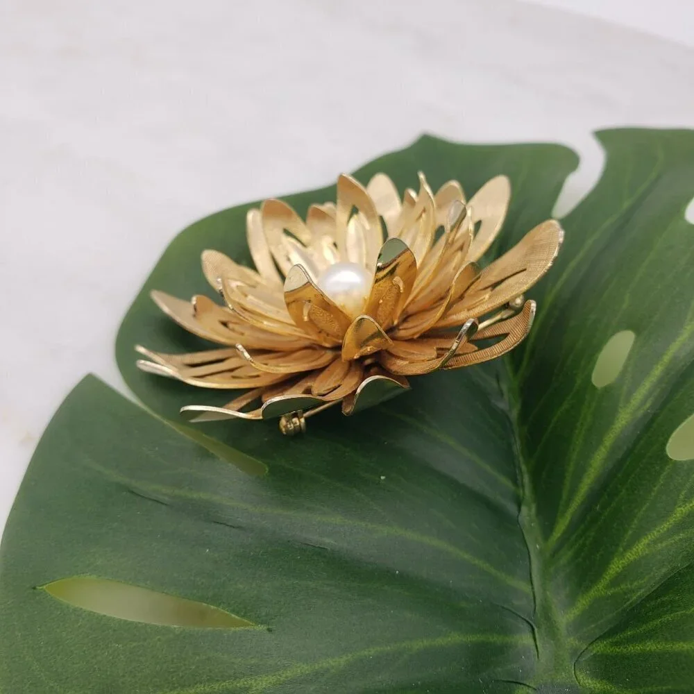 Vtg 1960s Emmons Goldtone Blooming Dahlia Flower Petal Brooch Faux Pearl Center